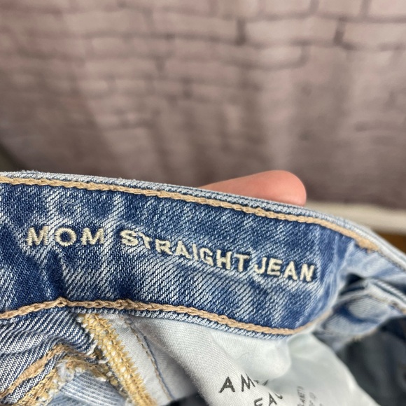 American Eagle Outfitters size 4 regular mom straight jeans destroyed distressed - Picture 4 of 10